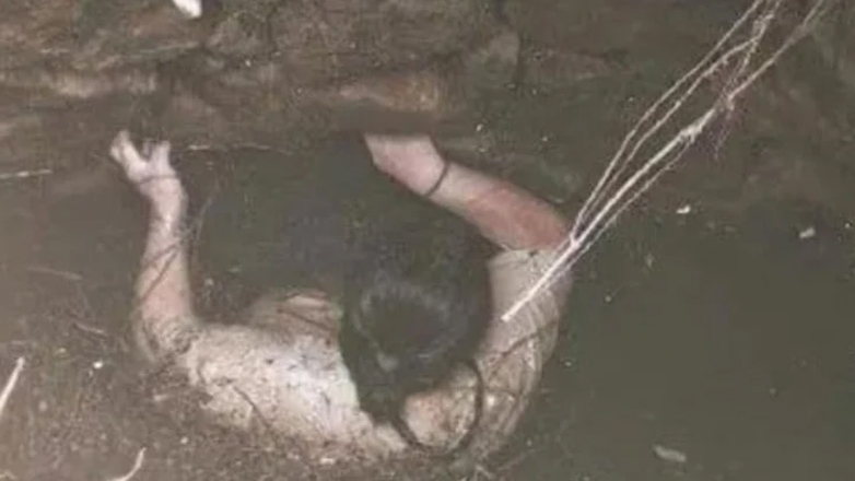 Επιβίωσε πάνω από δύο μέρες μέσα σε πηγάδι με φίδια και κουνούπια