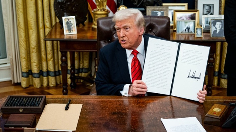 Ο Τραμπ αυξάνει τους δασμούς σε ξυλεία και έπιπλα