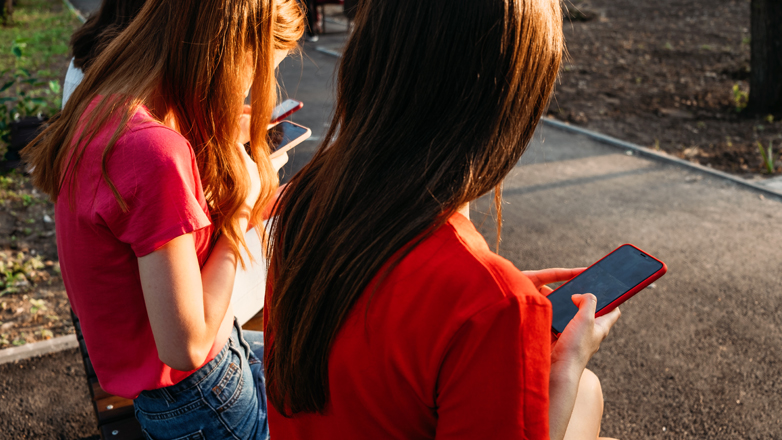 Social Media: Πώς θα μπει ο «κόφτης» για τα παιδιά κάτω των 15 ετών