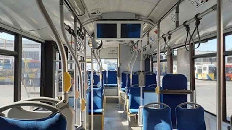 Νεαρός Ρομά άρχισε να αυνανίζεται μέσα στο λεωφορείο