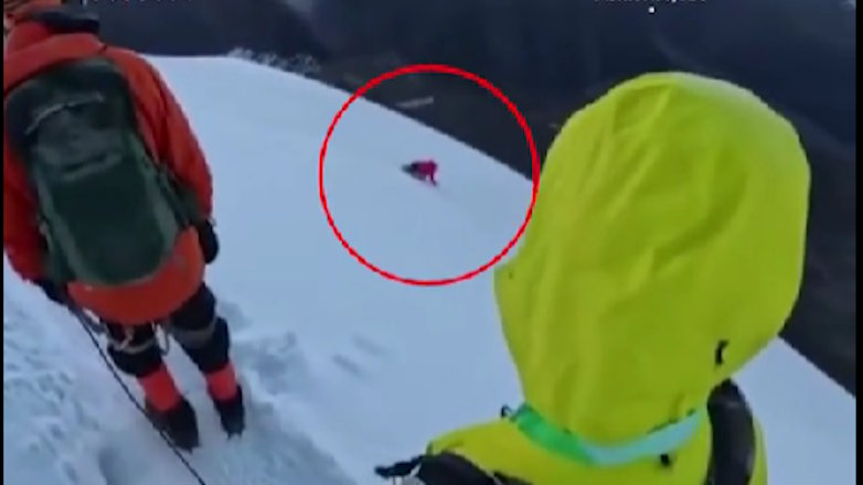Συγκλονιστικό βίντεο: Ορειβάτης έπεσε σε χιονισμένη χαράδρα για μια σέλφι