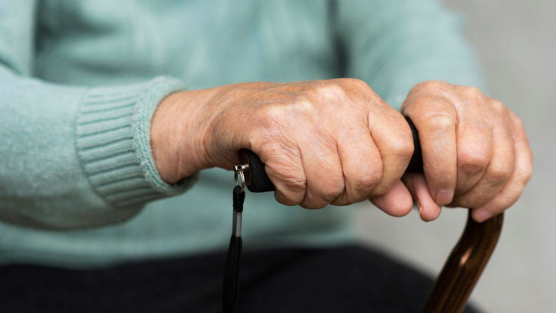 Απείλησε την κατάκοιτη μάνα του να αλλάξει τη διαθήκη της