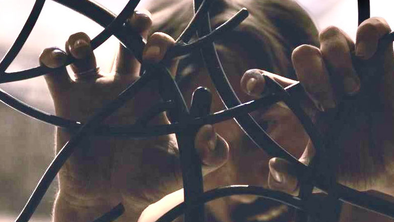 «Βροχή τα βέλη»: Ένα  βαθιά ανθρώπινο θεατρικό έργο με τον Στράτο Τζώρτζογλου