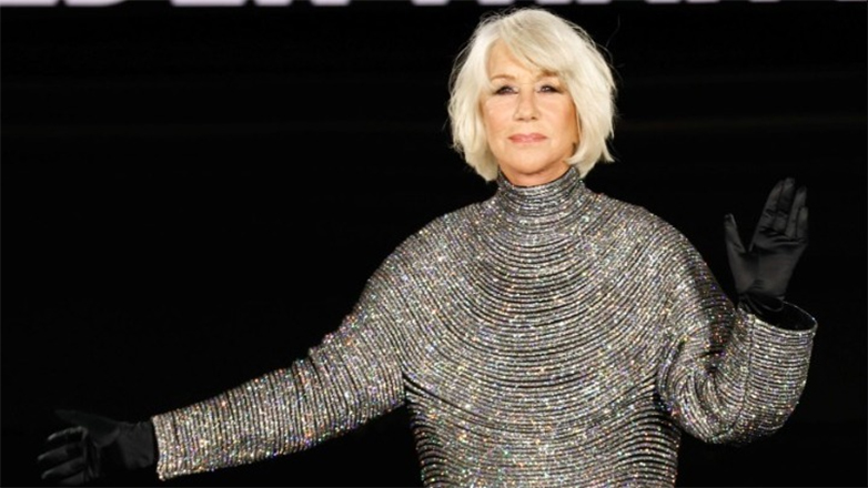 Η Έλεν Μίρεν «μάγεψε» το Παρίσι στην Εβδομάδα Μόδας