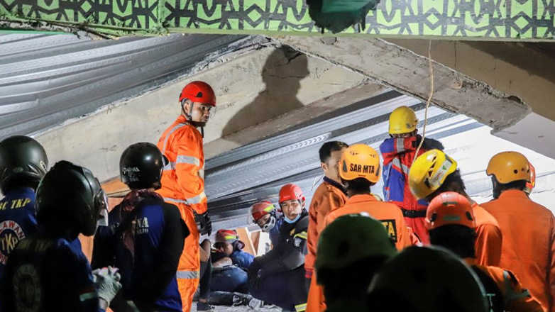 Ινδονησία : Πέντε άνθρωποι ανασύρθηκαν ζωντανοί από τα ερείπια του ισλαμικού οικοτροφείου που κατέρρευσε