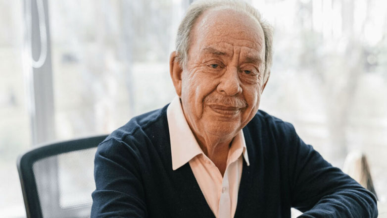 Ηλίας Μαμαλάκης: «Και παππούς και νονός!» – Βάφτισε την εγγονή του με δάκρυα συγκίνησης