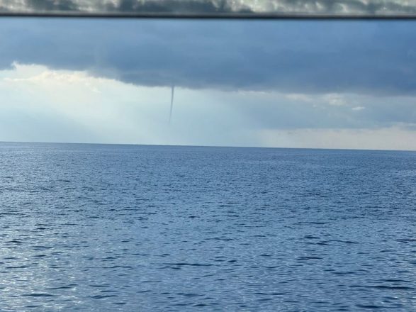 Αργοσαρωνικός: Βίντεο αποτυπώνει εντυπωσιακό υδροστρόβιλο