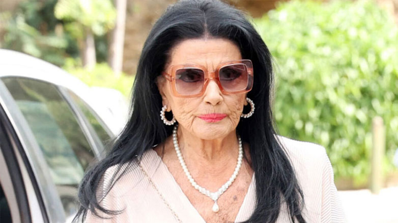 Ζωζώ Σαπουντζάκη: «Κατάκοιτη εγώ; Μα κάνω μπάνιο στην πισίνα!» – Ενοχλημένη από δημοσιεύματα