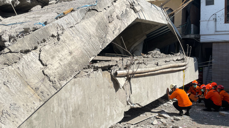 Ινδονησία: 59 εγκλωβισμένοι στα ερείπια του οικοτροφείου που κατέρρευσε