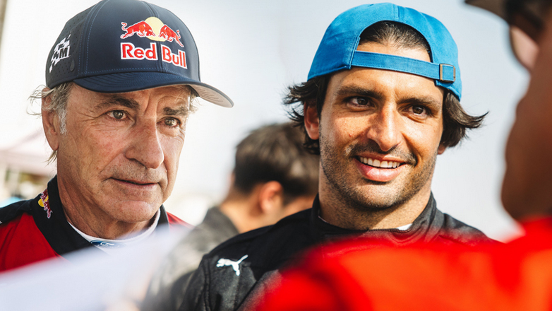 Carlos Sainz & Carlos Sainz : Δύο εμβληματικές προσωπικότητες του μηχανοκίνητου αθλητισμού, πατέρας και γιος «παίζουν» με το θηριώδες Ford Raptor T1