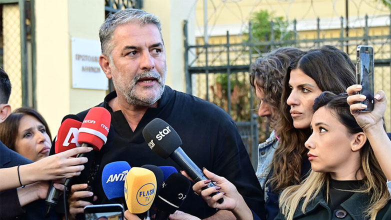 Βασίλης Μπισμπίκης: Τρίτη μέρα κλεισμένος στο σπίτι του – «Νιώθει ντροπή και απογοήτευση»