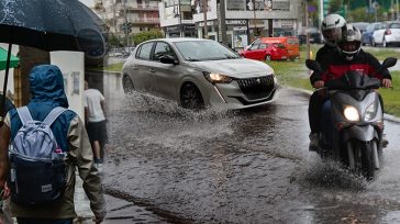 «Μην εφησυχάζετε, ακόμη κι αν κοπάσουν προσωρινά τα καιρικά φαινόμενα», προειδοποιούν οι μετεωρολόγοι