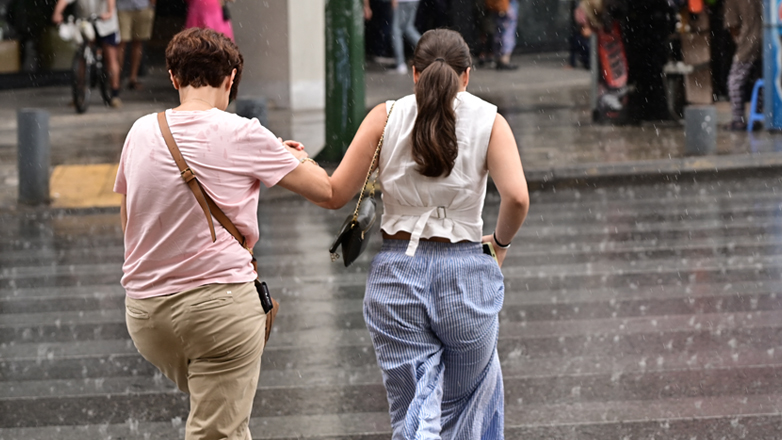 Η πρώτη οργανωμένη κακοκαιρία του Φθινοπώρου «σαρώνει» τη χώρα