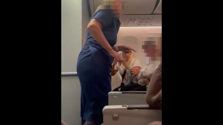 Καρέ καρέ η σκηνή που μεθυσμένη Βρετανίδα ανάγκασε πτήση να προσγειωθεί στο Ηράκλειο