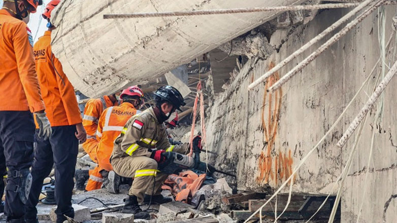 Ινδονησία: Εννέα νεκροί από την κατάρρευση ισλαμικού οικοτροφείου Ινδονησία: Εννέα νεκροί από την κατάρρευση ισλαμικού οικοτροφείου