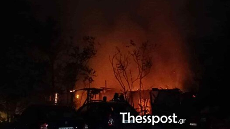 Φωτιά σε εγκαταλελειμμένο κτήριο στη Θεσσαλονίκη