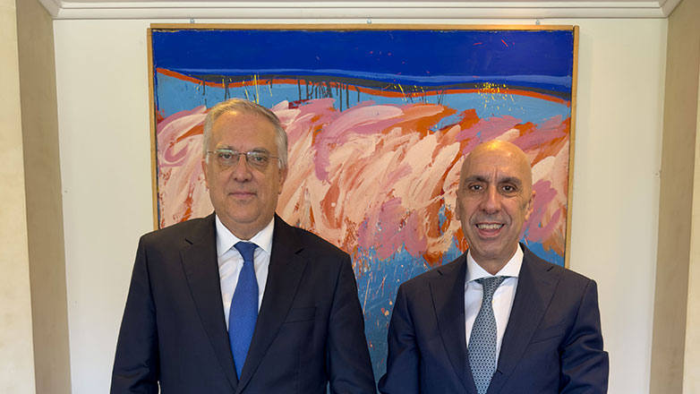 Το νέο παραγωγικό πρότυπο και η θεσμική σταθερότητα στο επίκεντρο της συνάντησης Τ. Θεοδωρικάκου και Γ. Μπρατάκου