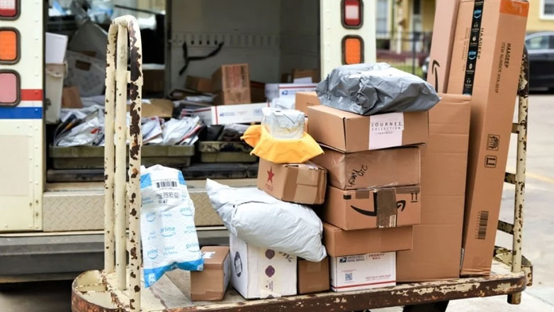 Όλο και περισσότεροι φορείς της αγοράς ζητούν την άμεση θεσμοθέτηση εθνικού τέλους για δέματα από τρίτες χώρες