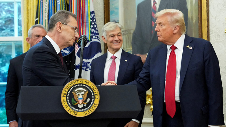 ΗΠΑ: Η καλή σχέση Μπουρλά – Τραμπ και το παρασκήνιο της συμφωνίας με τη Pfizer