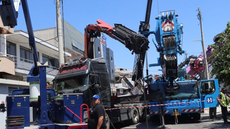 Κερατσίνι: Γερανοφόρο, «σάρωσε» δέκα σταθμευμένα οχήματα