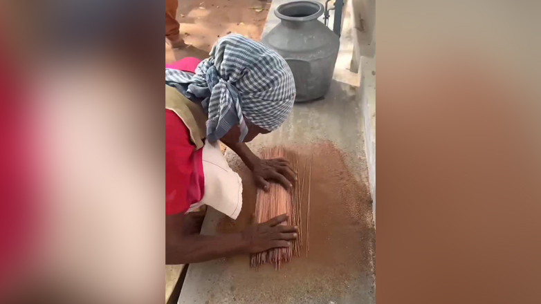 Η περίεργη τεχνική, που φτιάχνουν  πυροτεχνήματα στην Ινδία