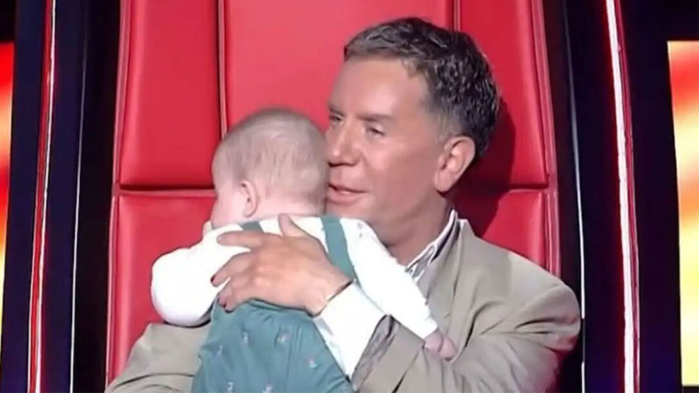 The Voice: Η τρυφερή στιγμή που ο Γιώργος Μαζωνάκης πήρε στην αγκαλιά του ένα μωρό