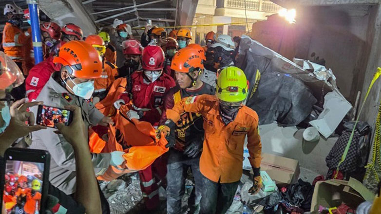 Ινδονησία: 37 οι νεκροί από την κατάρρευση ισλαμικού οικοτροφείου Ινδονησία: 37 οι νεκροί από την κατάρρευση ισλαμικού οικοτροφείου