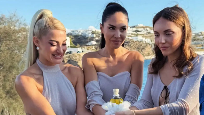 Η Ιωάννα Τούνη έγινε νονά στη Μύκονο μαζί με δύο φίλες της!