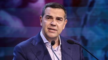 Αλέξης Τσίπρας: «Ο Μητσοτάκης συμπεριφέρεται ως ιδιοκτήτης της Ιστορίας και του Συντάγματος»