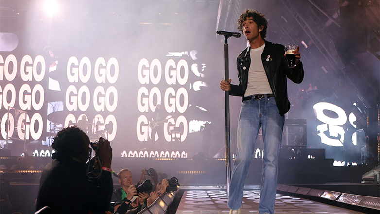 Φωτογραφία του Μάτι Χίλι από το συγκρότημα The 1975 κέρδισε βραβείο