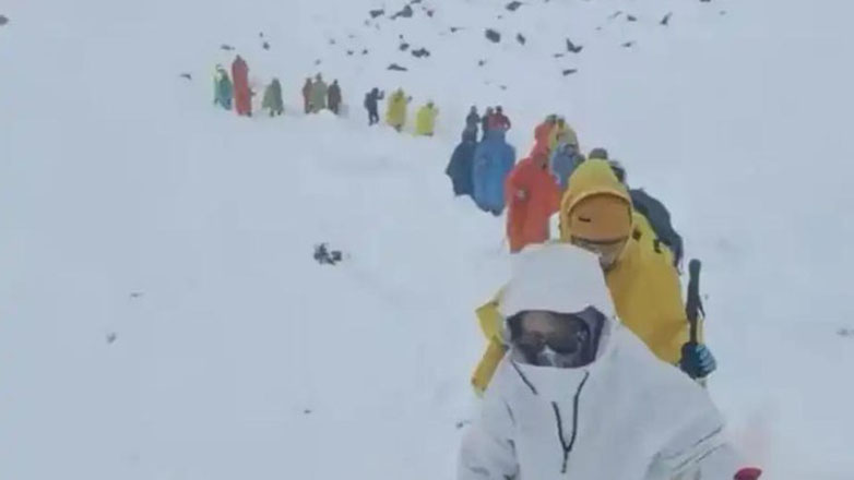Χιονοθύελλα παγίδευσε εκατοντάδες ανθρώπους στο Έβερεστ