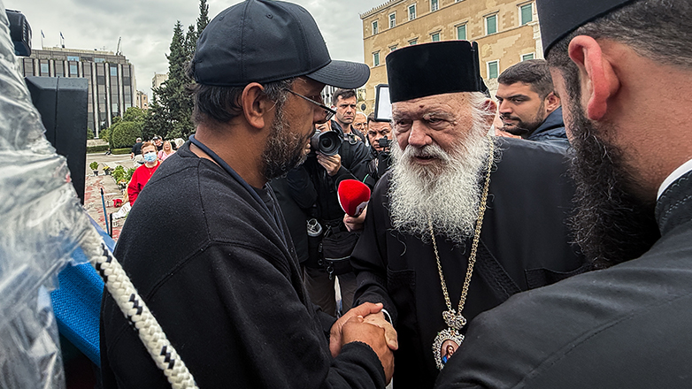 O Αρχιεπίσκοπος Ιερώνυμος στο πλευρό του Πάνου Ρούτσι
