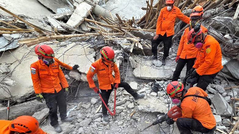 Τραγωδία στην Ινδονησία: 54 νεκροί από κατάρρευση ισλαμικού οικοτροφείου