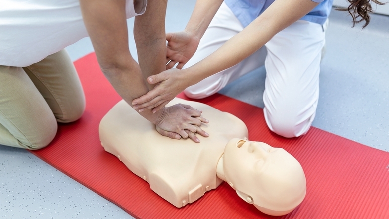 Kάθε χρόνο πεθαίνουν στην Ελλάδα χίλια άτομα από ανακοπή – Η σημασία της ΚΑΡΠΑ