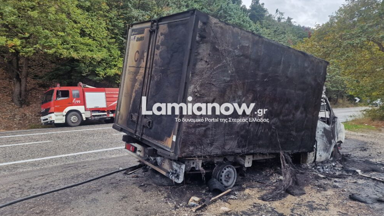 Φορτηγό τυλίχθηκε στις φλόγες στο 10ο χλμ. Θερμοπυλών – Ιτέας