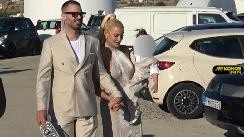 Ιωάννα Τούνη: Η πρώτη κοινή δημόσια εμφάνιση με τον σύντροφό της και τον Πάρη σε βάφτιση στη Μύκονο