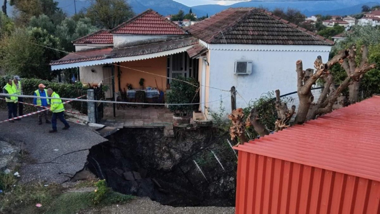 «Άνοιξε η γη» στην Αιτωλοακαρνανία – Εικόνες από τον τεράστιο κρατήρα «Άνοιξε η γη» στην Αιτωλοακαρνανία – Εικόνες από τον τεράστιο κρατήρα