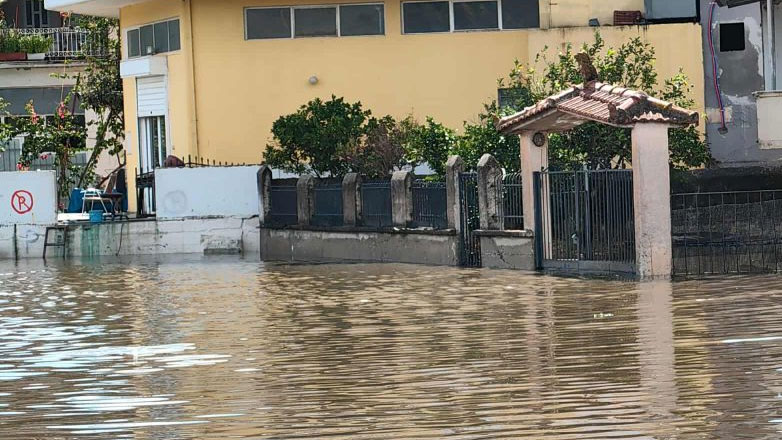 Αιτωλοακαρνανία: Πλημμύρες στο Αιτωλικό – Κεραυνός έκαψε δέντρο στη Ναύπακτο