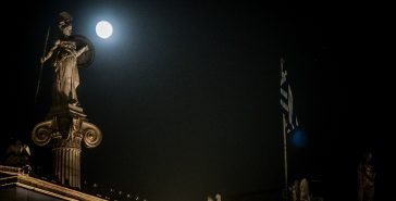 Η Πανσέληνος του Οκτωβρίου «συντροφιά» με το Άγαλμα της Αθηνάς στα Προπύλαια