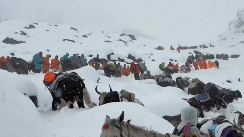 Αγωνία για τους πεζοπόρους που έχουν παγιδευτεί στο Έβερεστ
