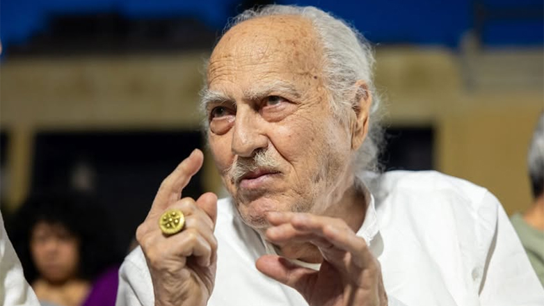 Φίνος Φιλμ: «Χρόνια πολλά στον αγαπημένο μας δάσκαλο, Νίκο Καβουκίδη»