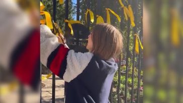 Λονδίνο: Περαστικοί θύμωσαν με νεαρή γυναίκα που βανδάλιζε μνημείο για τους Ισραηλινούς ομήρους