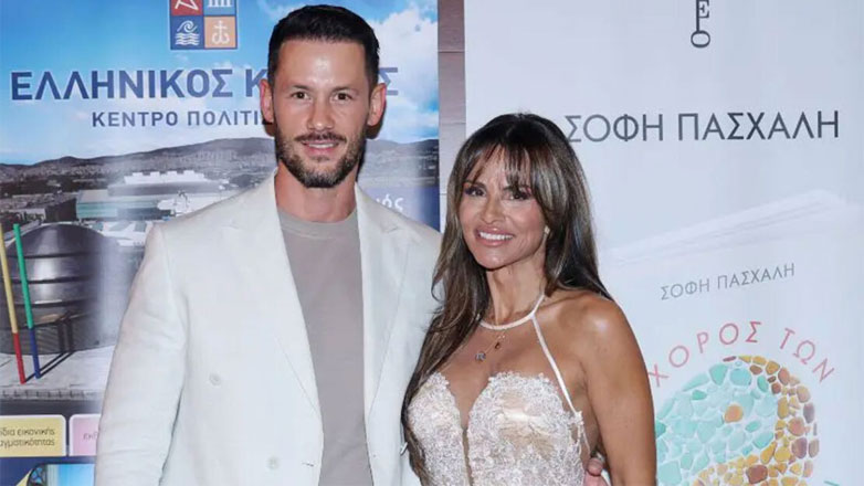 Σόφη Πασχάλη: Λαμπερή εμφάνιση με τον κατά 13 χρόνια νεότερο σύντροφό της στην παρουσίαση του βιβλίου της