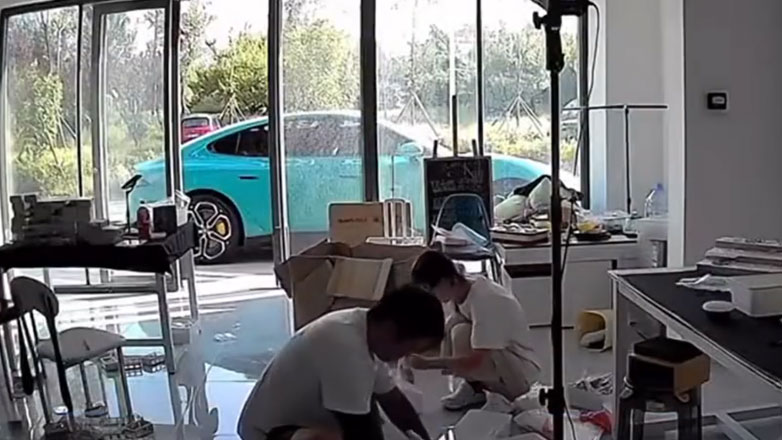 Πάτησε κατά λάθος τη λειτουργία “Αυτόματο Παρκάρισμα” στο κινητό και μετά… κυνήγαγε το αυτοκίνητο του (Βίντεο) 