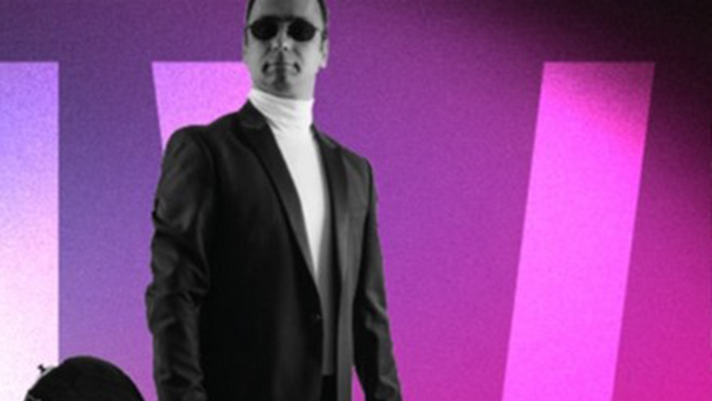 Ο δημιουργός Ed Far ανεβαίνει στη σκηνή του Γυάλινου