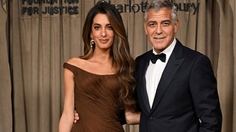 Amal Clooney: Εντυπωσιακή εμφάνιση στο πλευρό του George Clooney με καφέ φόρεμα Versace