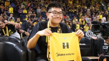 Θερμή χειραψία Ρίτσαρντ Σιάο με Νίκο Γκάλη στο Αλεξάνδρειο