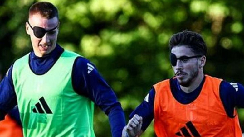 Ο προπονητής της Κ21 της εθνικής Ιταλίας βάζει τους παίκτες να προπονούνται με το ένα μάτι κλειστό!