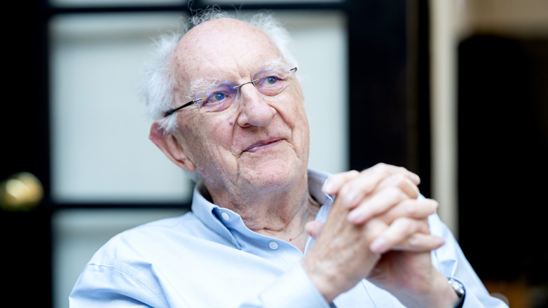 Τζον Κλαρκ: Ο νομπελίστας Φυσικής προειδοποιεί πως ο Τραμπ «παραλύει» την επιστήμη στις ΗΠΑ