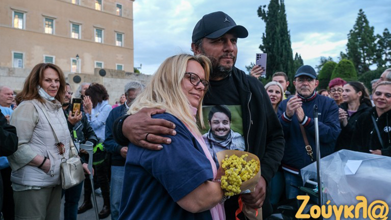 Σύνταγμα: Πλήθος κόσμου στο κάλεσμα του Πάνου Ρούτσι